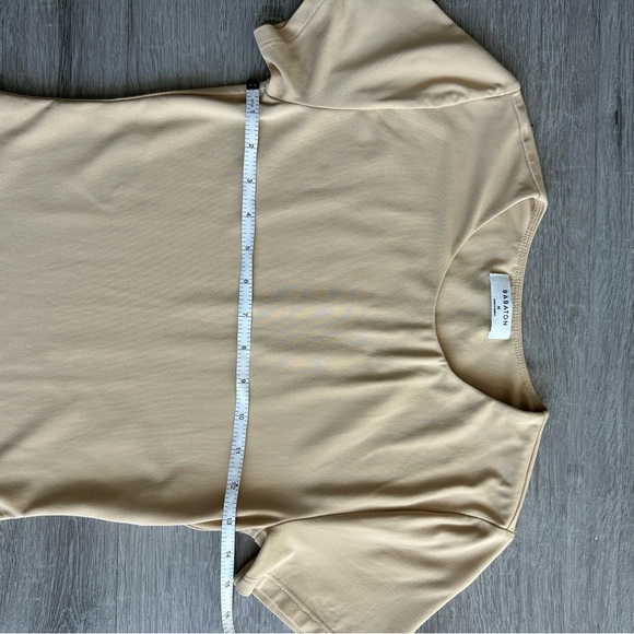 Women’s Aritzia Babaton crew neck short sleeve Tan Bodysuit size M - Picture 4 of 6